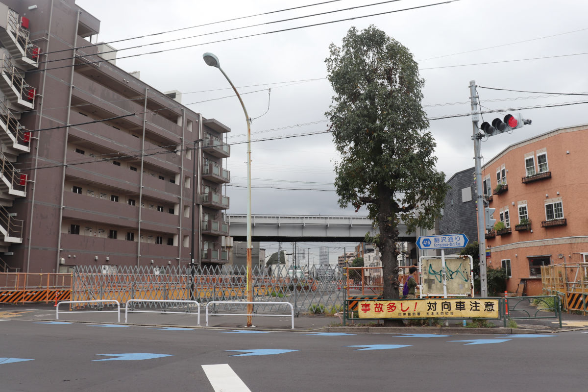 五本木交差点から事業区間を見た様子