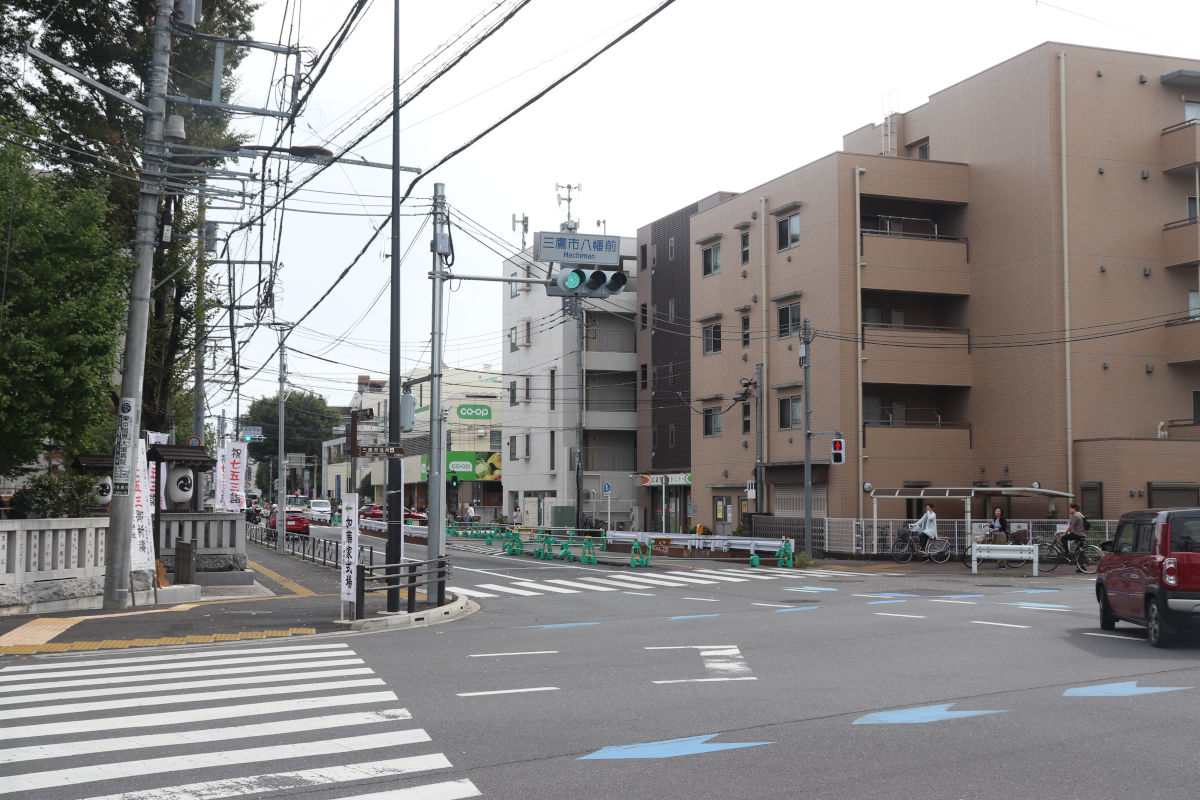 三鷹市八幡前交差点から見た事業区間の様子