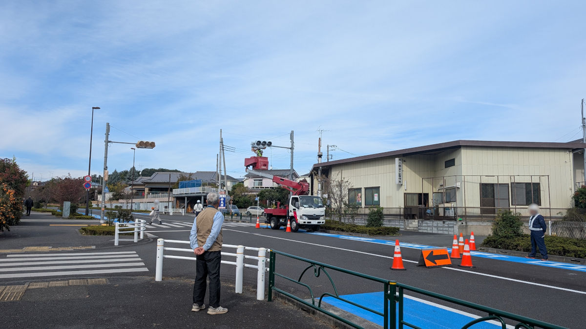 開通前には信号機のカバーを外すなどの準備が行われた