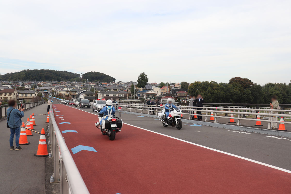 草花大橋の上で先導車両が離合した