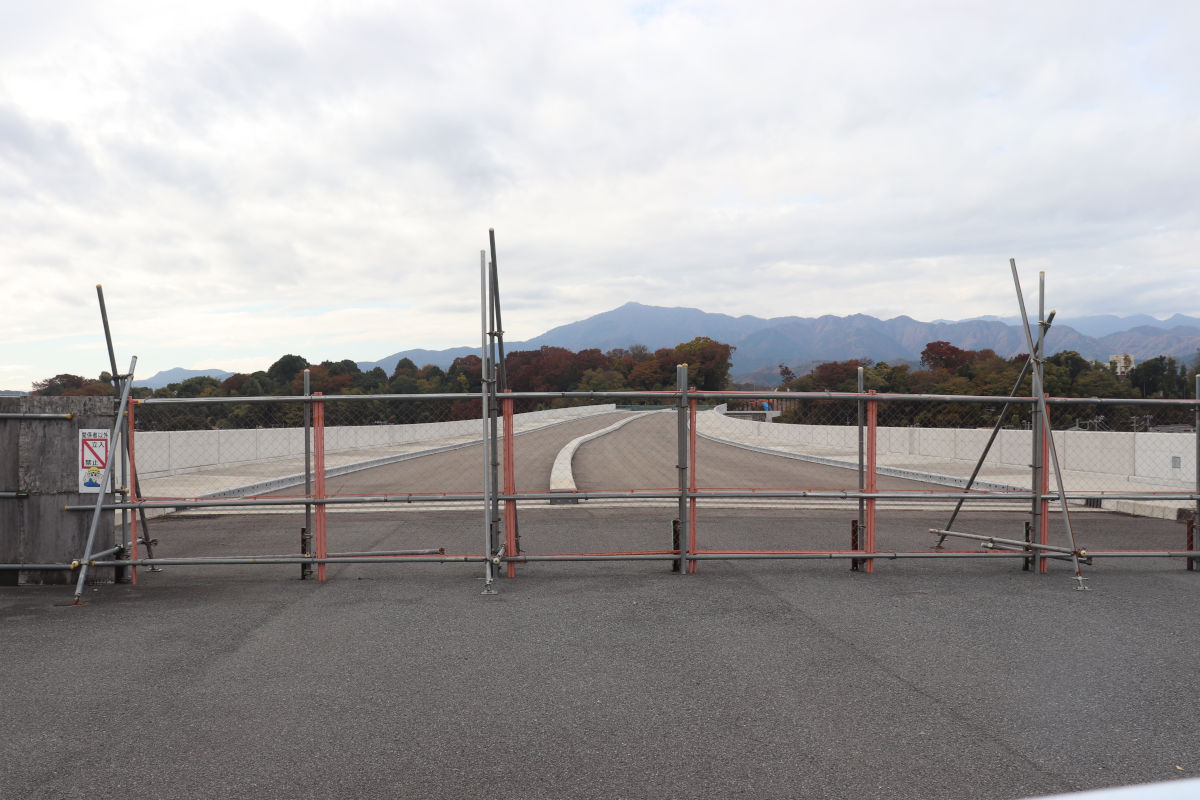 中三田陸橋上交差点から見た様子