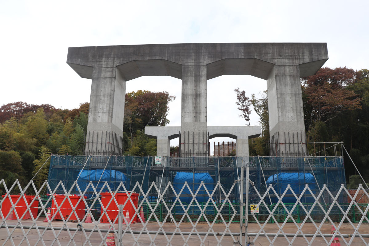 橋梁下部工の巻き立てが行われているP28橋脚